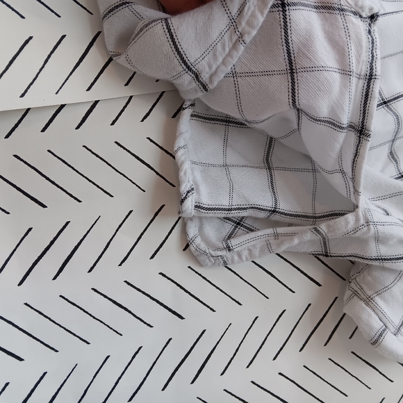 Old navy shirt, size medium - Picture 3 of 5